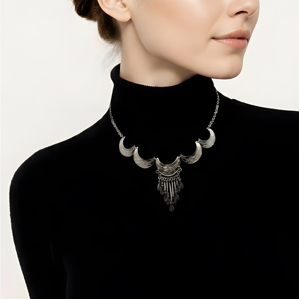 *NEW* Alpaca Silver Crescent Moon Necklace